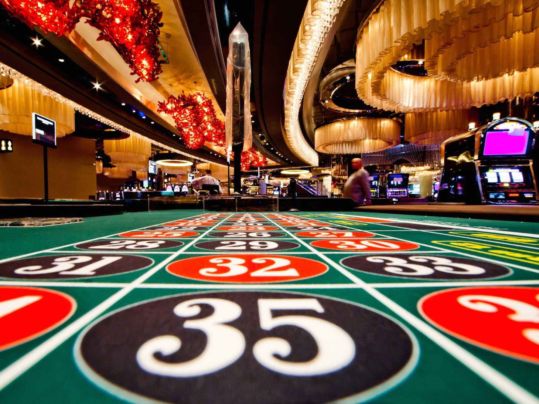 Poker Stratejileri: Blindları Yönetmek ve Rakibi Okumak